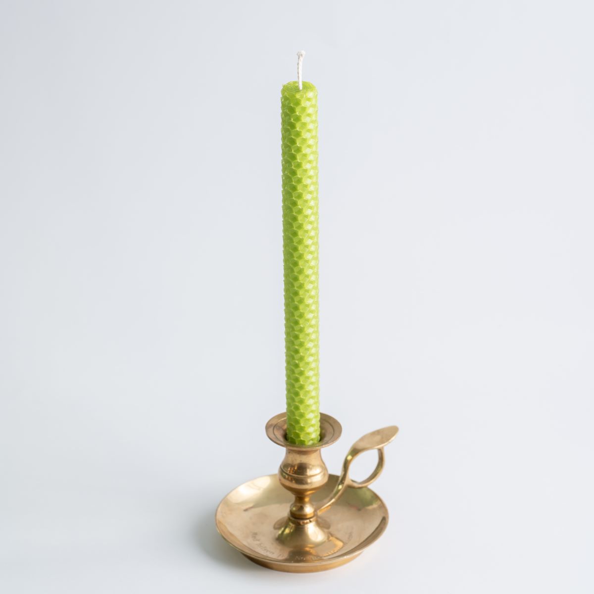 Heleroheline mesilasvahast kärjeküünal