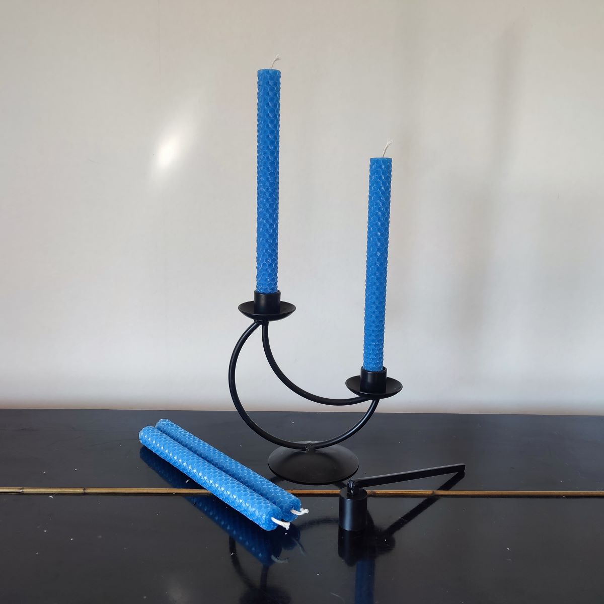 Sinine mesilasvahast kärjeküünal