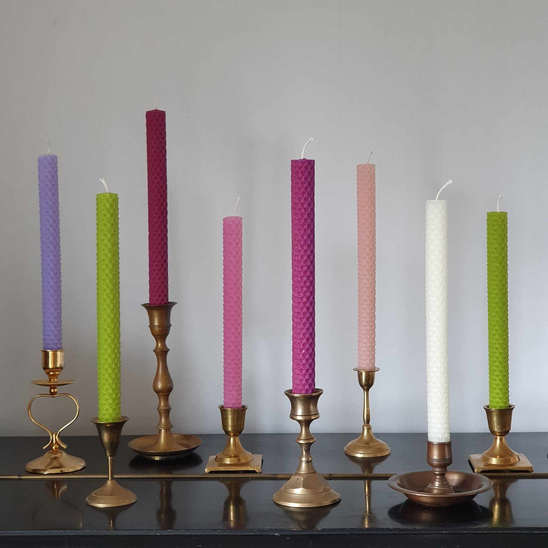 Värvilised mesilasvahast kärjeküünlad